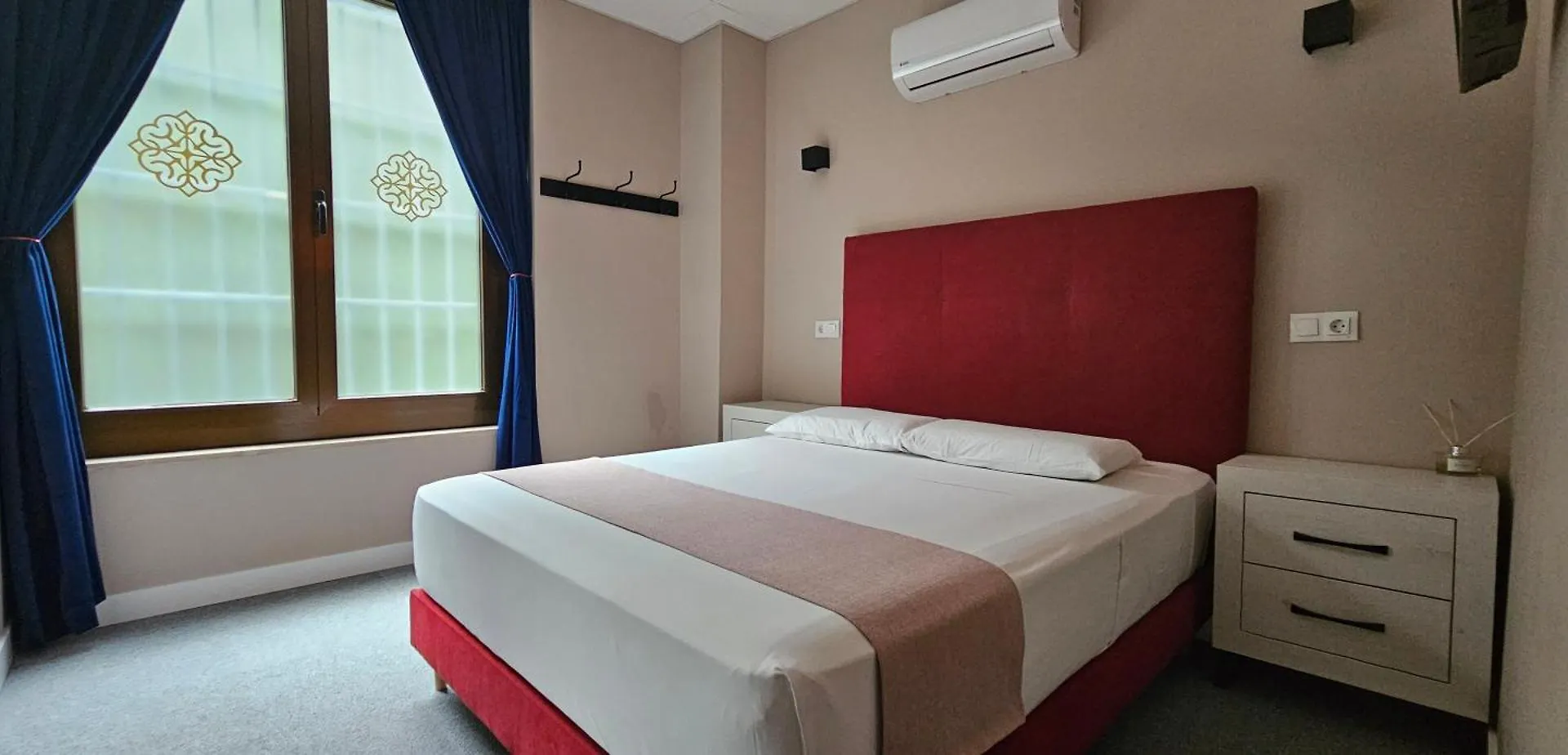 Rooms Luxury Madrid contacts